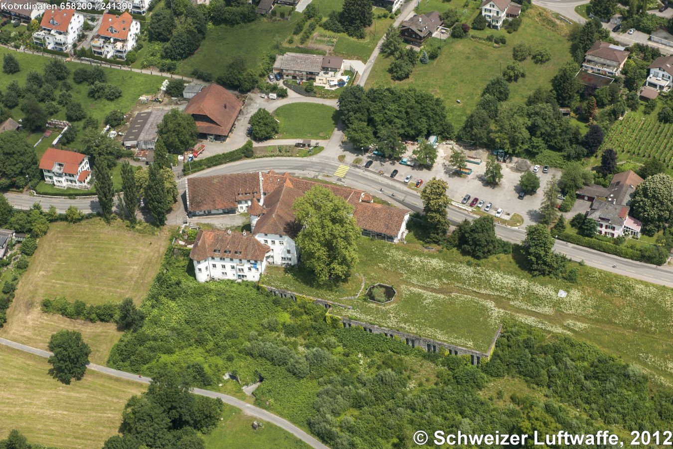Schloss Brestenberg (Position: 2'658'204.29, 1'241'323.30) am Hallwilersee; Blick vom See her Richtung NE.